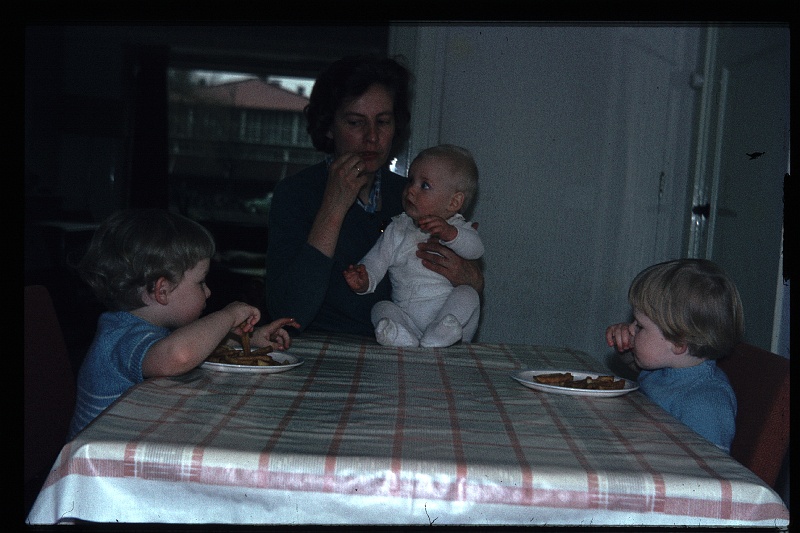 14.Delft apr 1966 Mama,Brigitte,Marion,Peter.JPG